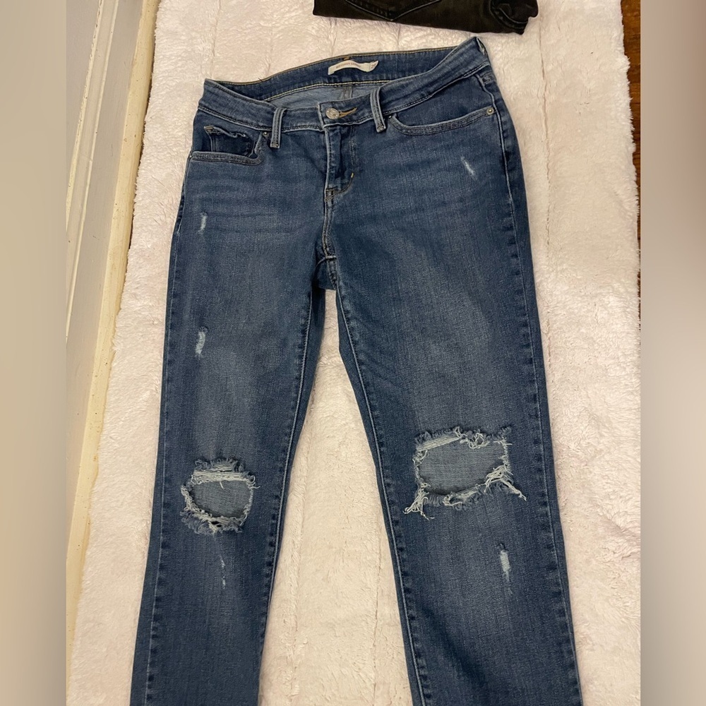 Levis - Picture 2 of 3